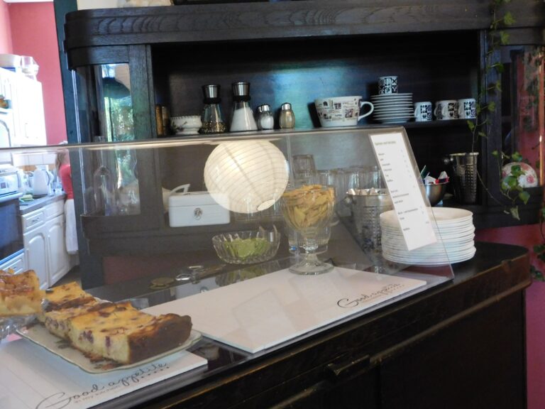Café Theke mit Kuchenauslage