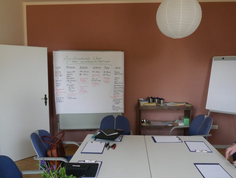 Konferenztisch mit Whiteboard stehend an der Wand